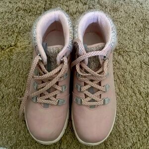 Skechers hiking boots
Women’s size 6 pink